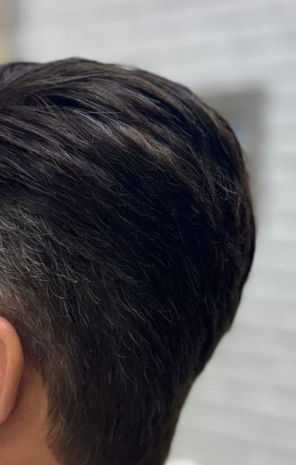 yakın planda protez saç doğal saç çizgisi görünümü