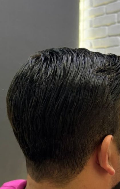 Mersin protez saç uygulaması sırasında doğal görünüm için yapılan profesyonel kesim işlemi